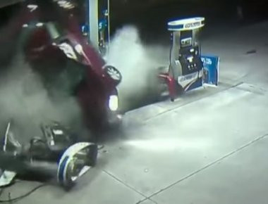 Τυχερός μέσα στην ατυχία του! 68χρονος πέφτει με το ΙΧ του σε αντλία βενζινάδικου χωρίς να γίνει έκρηξη (βίντεο)